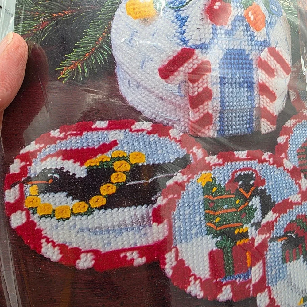 Bucilla Holiday Igloo Penguins Plastic Canvas Coaster stitch Kit Vintage 1998 OS